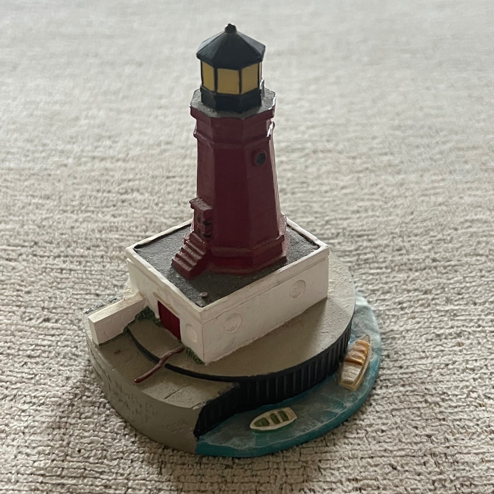 Spoontiques Menominee North Pier Light MI Lighthouse Figurine 9294 Red White